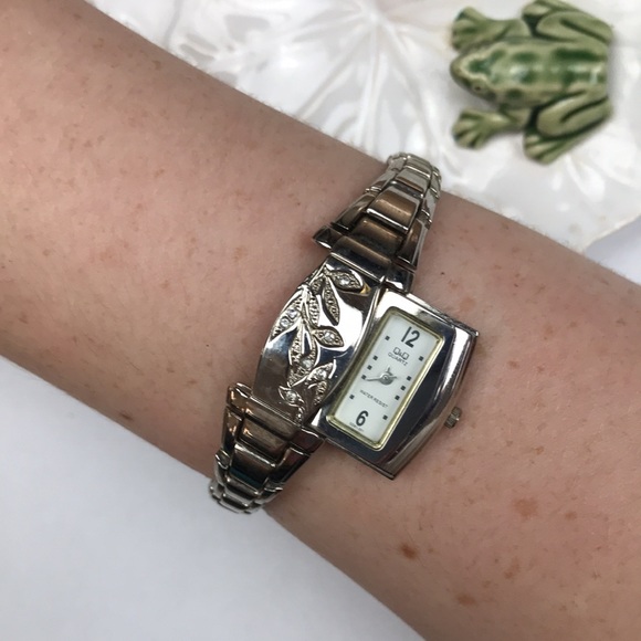 Q&Q vtg silver flower watch water resistant quartz